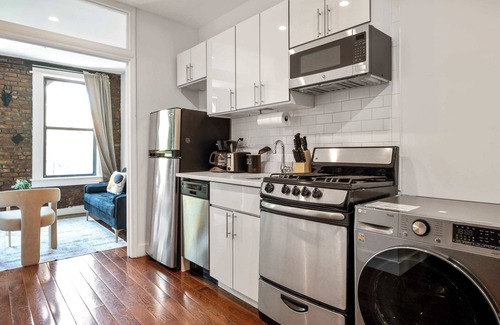 Chinatown Apartment | Chic downtown 1br Sum