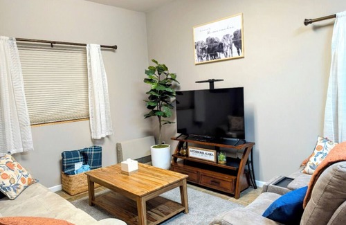 Fishhook Apartment | Chic farmouse 2-bedroom apartment with WiFi in Palmer