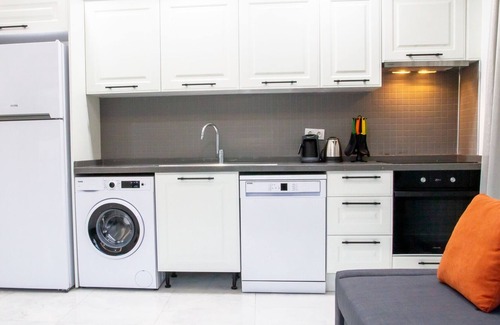 Milas Apartment | Chic Flat w Garden 1 min to Milas Coast
