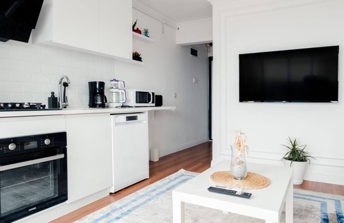 Fatih Apartment | Chic Flat w Terrace, Jacuzzi 15 min to Blue Mosque