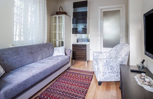 Caddebostan Mahallesi Apartment | Chic Flat with Balcony Close to Caddebostan Shore