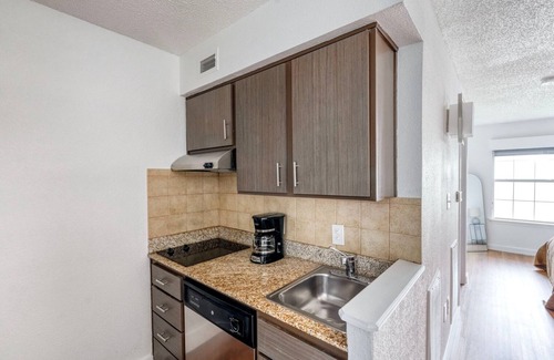 Gateway Apartment | Chic Gateway Studio w/Gym, Pool, nr Movies, by Blueground