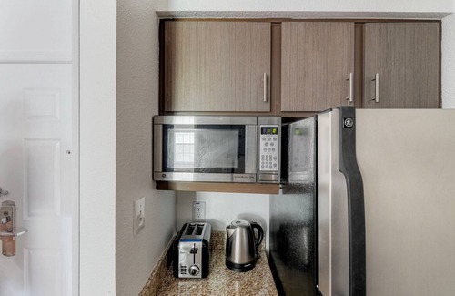 Gateway Apartment | Chic Gateway Studio w/Gym, Pool, nr Movies, by Blueground