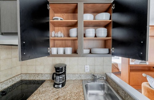 Gateway Apartment | Chic Gateway Studio w/Gym, Pool, nr Movies, by Blueground