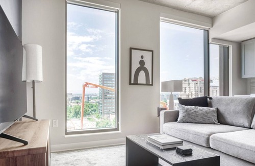 Golden Triangle Apartment | Chic Golden Triangle 1BR w/ Pool, Gym & W/D, next to Park, by Blueground