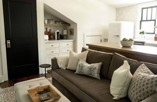 Rolling Acres House | Chic Haven: The Artisanal Carriage House