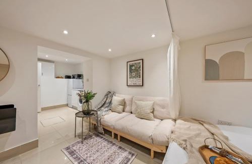 Harrow Road Apartment | Chic Hideaway in Little Venice