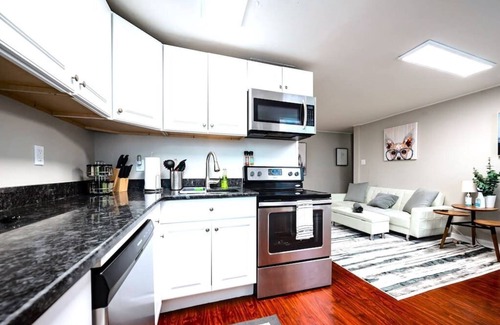 Wilmington Apartment | Chic Historic apartment- King Bed, Fast WiFi, close to Downtown!