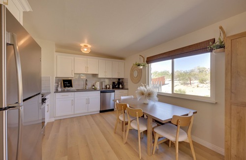 Joshua Tree House | Chic Joshua Tree Retreat w/Private Hot Tub!