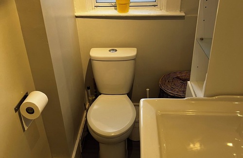 Upper Beaches Apartment | Chic Jr. 1-bedroom apartment with WiFi, AC in wonderful Toronto