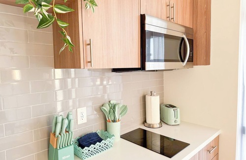 Wilshire Apartment | Chic Koreatown Studio with Gym, Parking, Washer/Dryer and Fast Wifi!