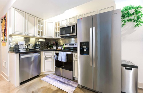 Cole Apartment | Chic Lower-Level Stay - Prime Walkable Locale