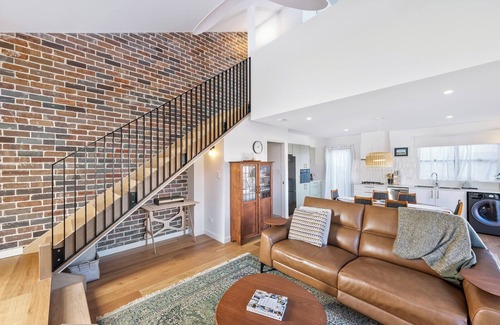 Petersham House | Chic Mezzanine Guest House with Modern Amenities