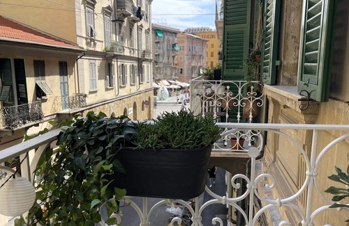 La Spezia Historic Centre Apartment | Chic & modern for groups & families-10 guests, in city center with 2 balconies
