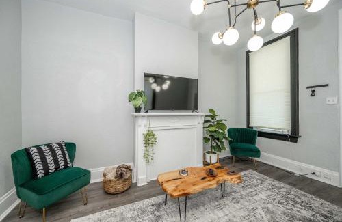 Walnut Hills House | Chic Modern Gem with Style Suites