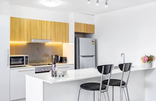Kelvin Grove Apartment | Chic Modern Retreat: 1BR Apt w/pool@Kelvin Grove