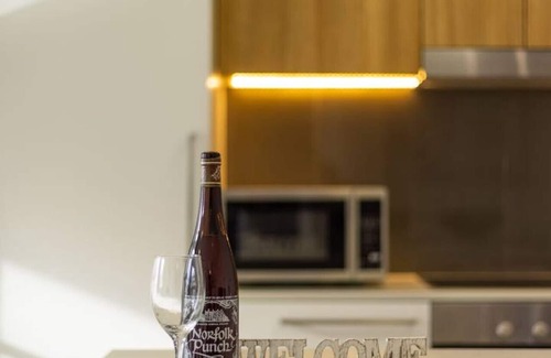 Kelvin Grove Apartment | Chic Modern Retreat: 1BR Apt w/pool@Kelvin Grove