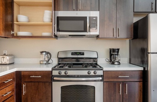 Mountain View Apartment | Chic Mountain View 1BR w/BBQ & Spa, nr Shops & Dining, by Blueground