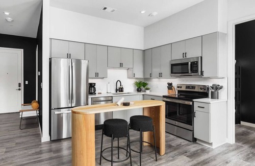 Edgehill Apartment | Chic Music Row Condo - Pool, Rooftop Deck with City View, Gym, Office + More!