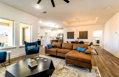 Lubbock House | Chic New Build - 5 miles to Tech/Covenant/UHC - 2 miles to shopping!