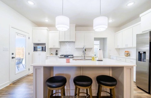 Lubbock House | Chic New Build - 5 miles to Tech/Covenant/UHC - 2 miles to shopping!