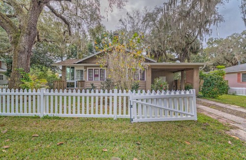 Ocala House | Chic Ocala Home with Yard about 1 Mi to Dtwn Square