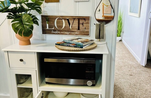 Shrewsbury Apartment | CHIC ONE BEDROOM IN-LAW SUITE IN Shrewsbury with AC, WiFi