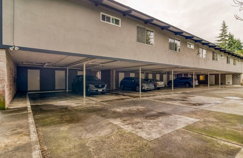 University South Apartment | Chic Palo Alto 2BR w/Balcony, nr Shopping & Dining, by Blueground