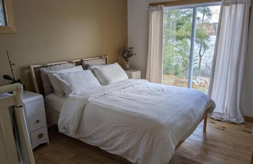Saint-Honore Ski Chalet | Chic refuge sur le bord de l'eau et des sentiers motoneiges!