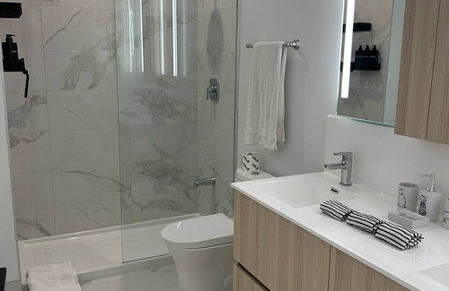 Port Credit House | Chic retreat in the heart of Beautiful Port Credit