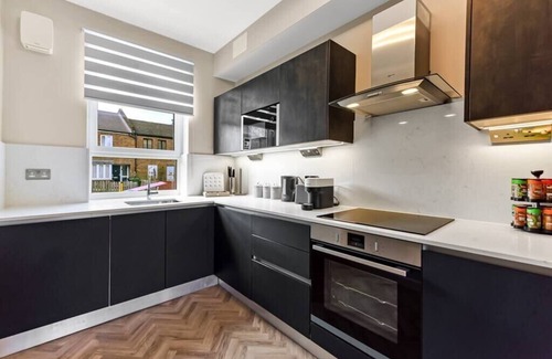 Brixton Hill House | Chic Retreat Residences: 3 BD Haven - Sleeps 10