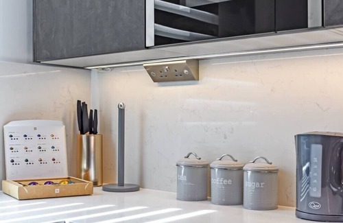Brixton Hill House | Chic Retreat Residences: 3 BD Haven - Sleeps 10