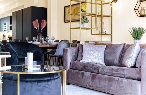 Brixton Hill House | Chic Retreat Residences: 3 BD Haven - Sleeps 10