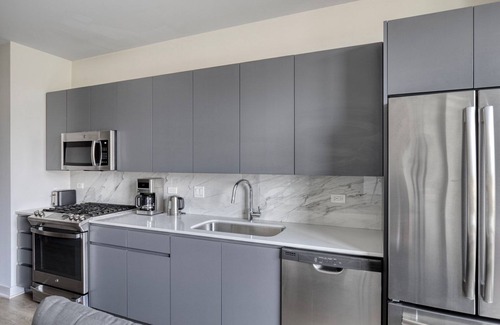 River West Apartment | Chic River West Jr 1BR w/Grills & Gym, nr Entertainment, by Blueground