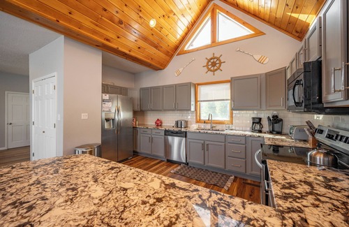 Paradise Point House | Chic Rustic Log Cabin Near Lake w/Fire Pit