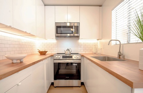 Wilshire Montana Apartment | Chic Santa Monica Stay, Walk to Montana, Pool & BBQ
