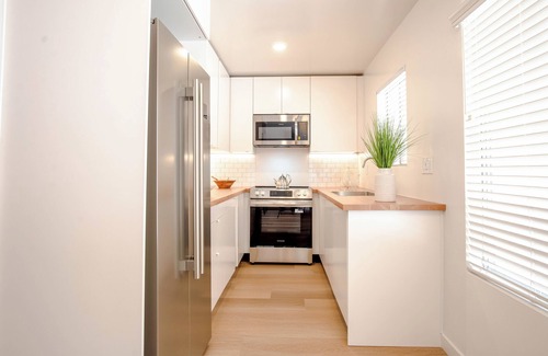 Wilshire Montana Apartment | Chic Santa Monica Stay, Walk to Montana, Pool & BBQ
