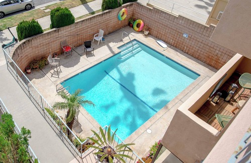 Wilshire Montana Apartment | Chic Santa Monica Stay, Walk to Montana, Pool & BBQ