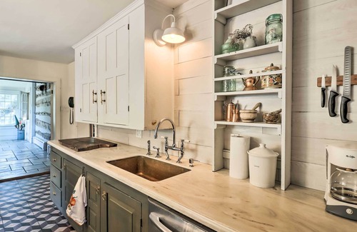 Saylorsburg Cabin | Chic Saylorsburg Escape w/ Hot Tub + Fire Pit