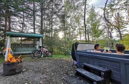 Saint-Tite-des-Caps Ski Chalet | Chic Shack with spa - near Massif Charlevoix & MSA