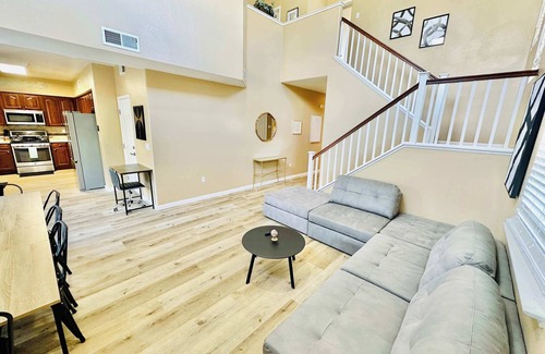 Reno House | Chic Sky Haven |4Bedrooms|Sleeps13