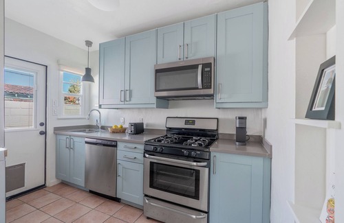 Warm Sands Apartment | Chic Spanish Style 1-bedroom apartment near downtown Palm Springs with WiFi, AC