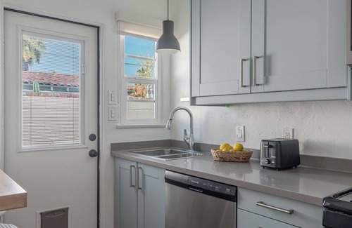 Warm Sands Apartment | Chic Spanish Style 1-bedroom apartment near downtown Palm Springs with WiFi, AC