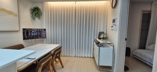 Hapjeong-dong Apartment | Chic Stay 홍대 합정 신촌 # 최대8인 # 신축 엘리베이터 # 무료짐보관 # 무료주차