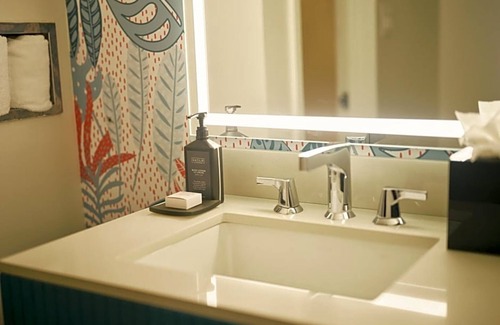 Downtown San Francisco Hotel | Chic Stay with Heated Pool, Steps from Union Square & Popular Attractions