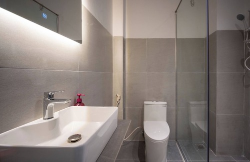 Phuong 6 Apartment | Chic Studio for 3 Guests with Private Balcony, Fast WiFi in vibrant Hồ Chí Minh