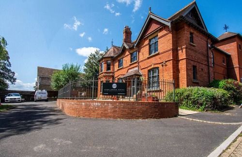 Yeovil Apartment | Chic Studio: Gym Pass, WiFi & Parking