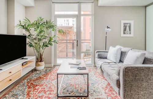 Mount Vernon Triangle Apartment | Chic Studio in Mt Vernon w/ Balcony, Gym + Pool
