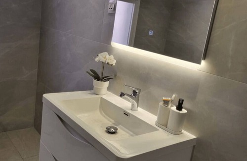 Jumeira 3 Apartment | Chic studio in Umm Suqeim - 5 mins to Kite Beach