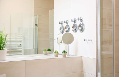 Lindenhof Apartment | Chic Studio | Super Central | 1 minute to the main station